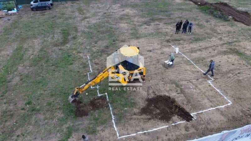 Двуетажна новострояща се къща за продажба, с двор и две паркоместа, в