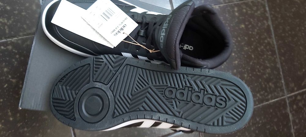 Продавам оригинални кецове Адидас нови с кутия номер 45