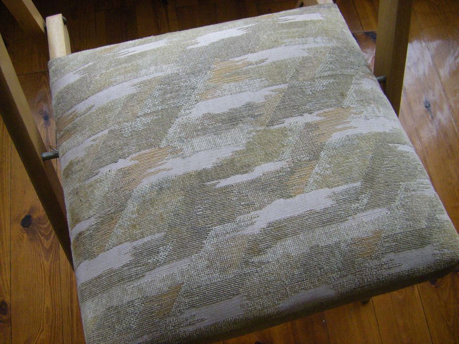 Дървен сгъваем стол с мека тапицерия