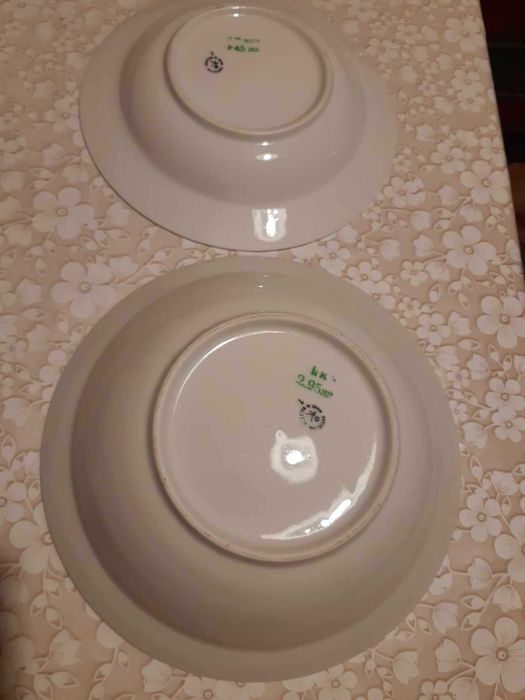 Супник, чинии за супа и чиния за салата