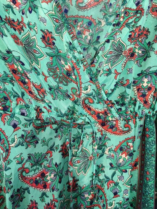 Rochie superbă, lungă din mătase , vaporoasă, materialul nu se sifonea