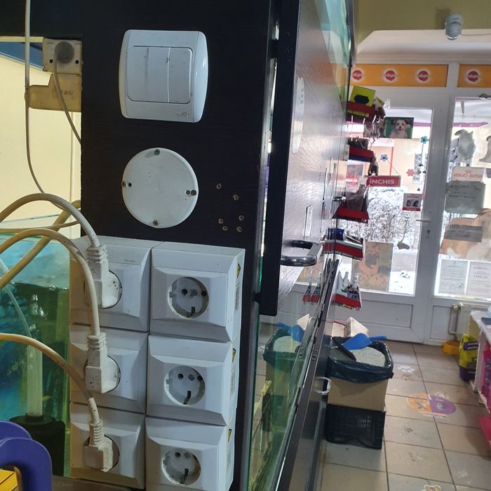 Raft cu acvarii pentru pești