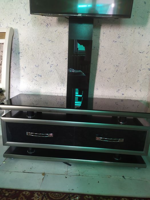 Подставка и телевизор