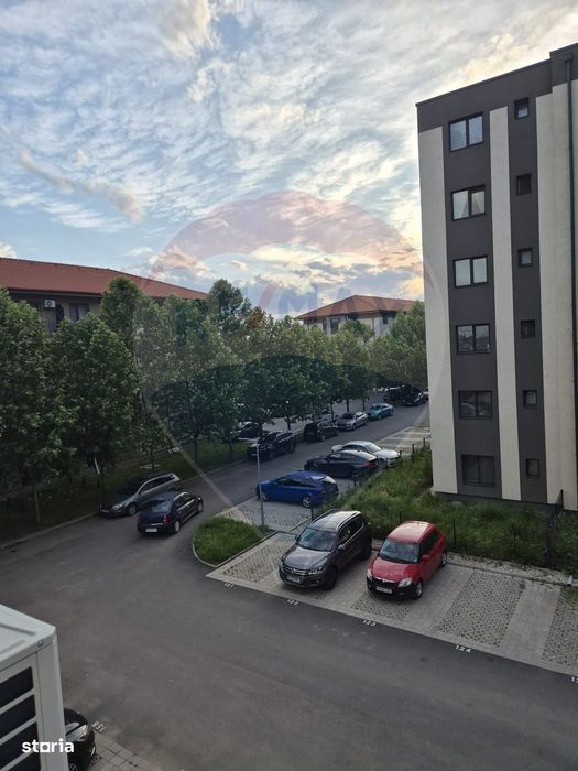Apartament luminos cu 2 camere, mobilat complet si cu loc de parcare