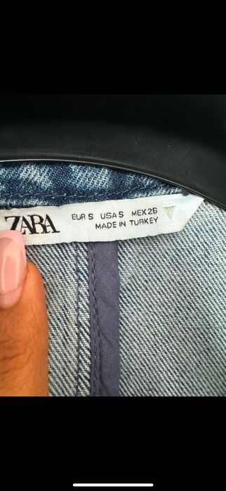 Вълнено сако на EVIS и риза на Zara