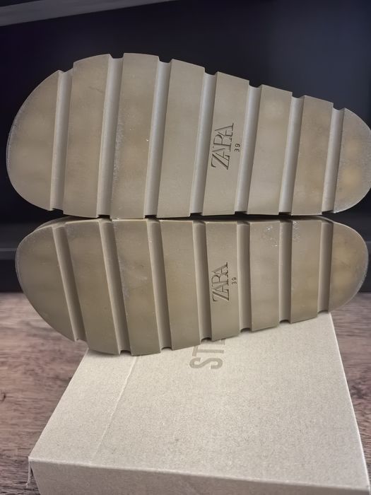 Велурени сандали на платформа Zara