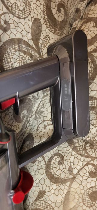 Aspirator vertical Dyson V10  fuctional  se vinde cum se vede in poze