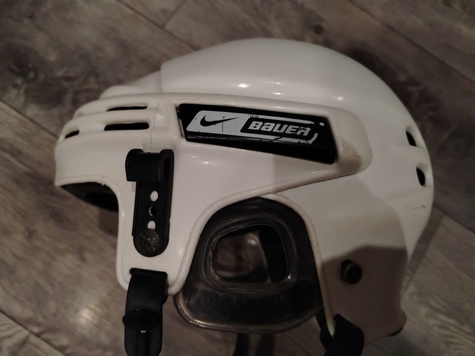 Продам Хоккейныи шлем