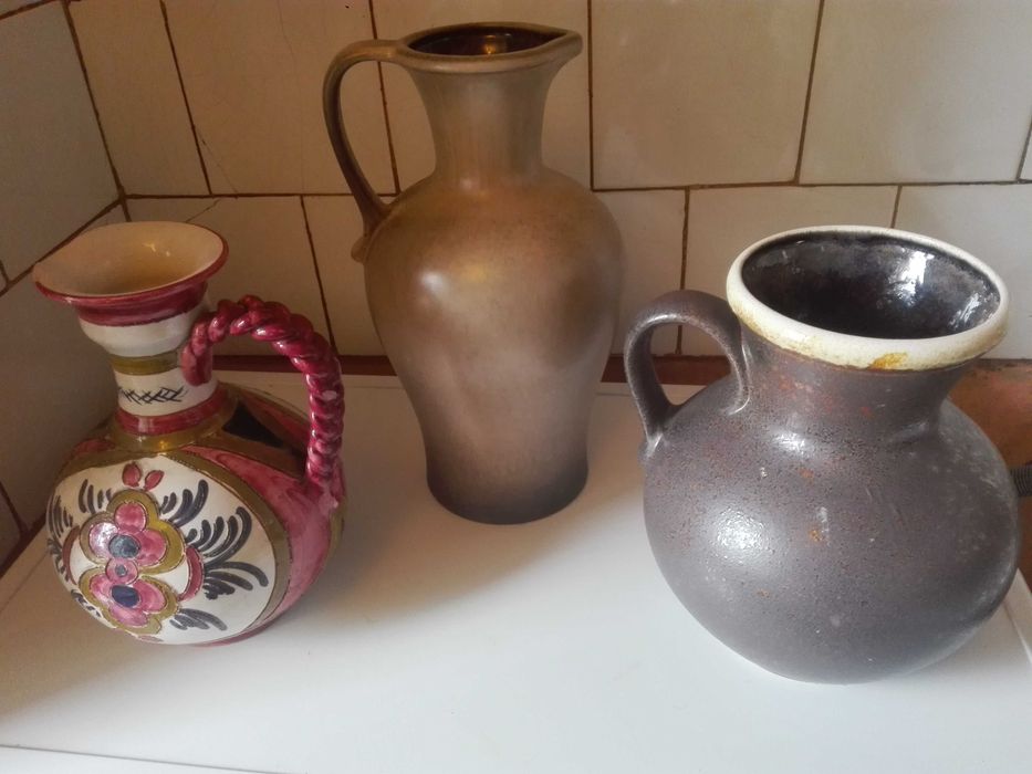 Керамични кани , месингов мангал и чукало за врата .