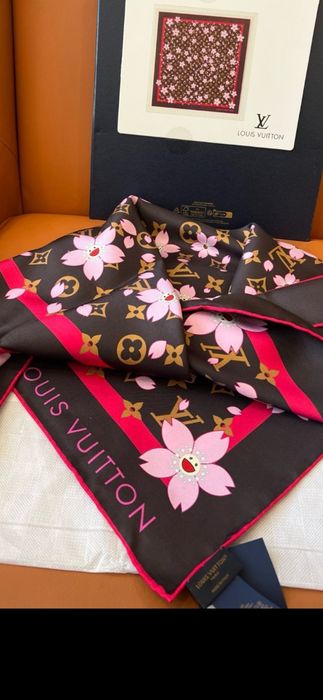Eșarfe Louis Vuitton, model 2026, 100% mătase, 90x90cm, preț fix