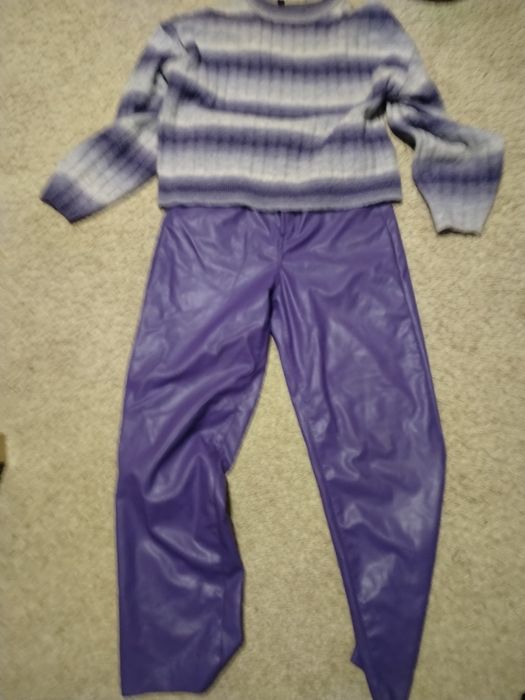 Pantaloni de piele mov drepți o culoare la moda anul acesta