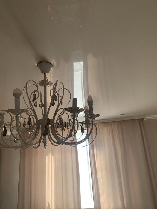 Шикарная люстра светлая