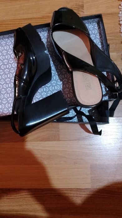 Фирменные кроссовки