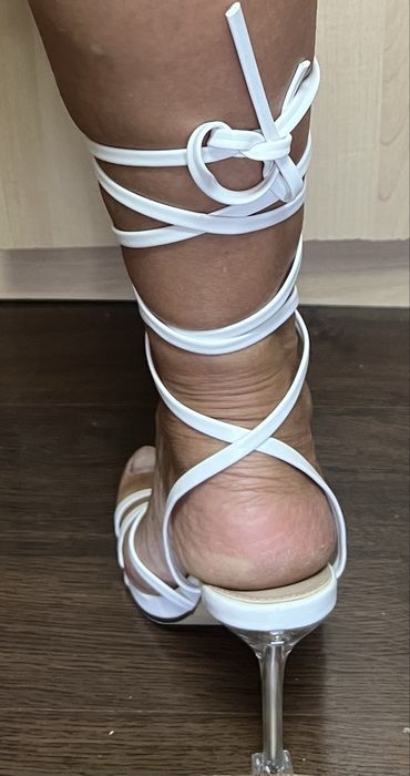 Sandale albe elegante de dama cu barete încrucișate(wrap -around €)și toc stiletto transparent, NOI - marimea 38