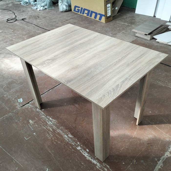 Стол обеденный .