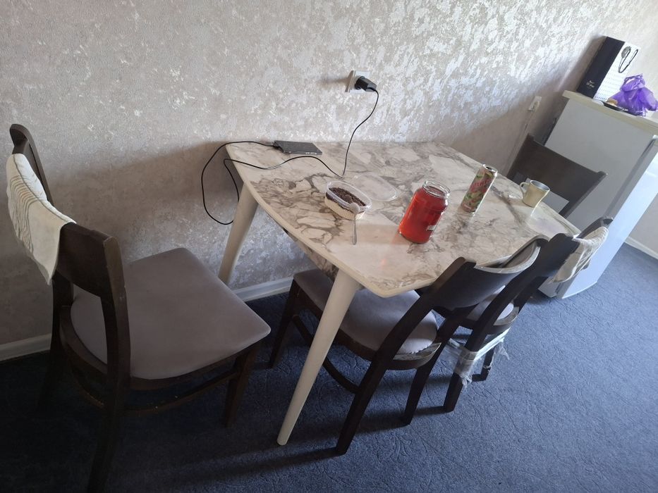 Продаю стол со стульями и паласы