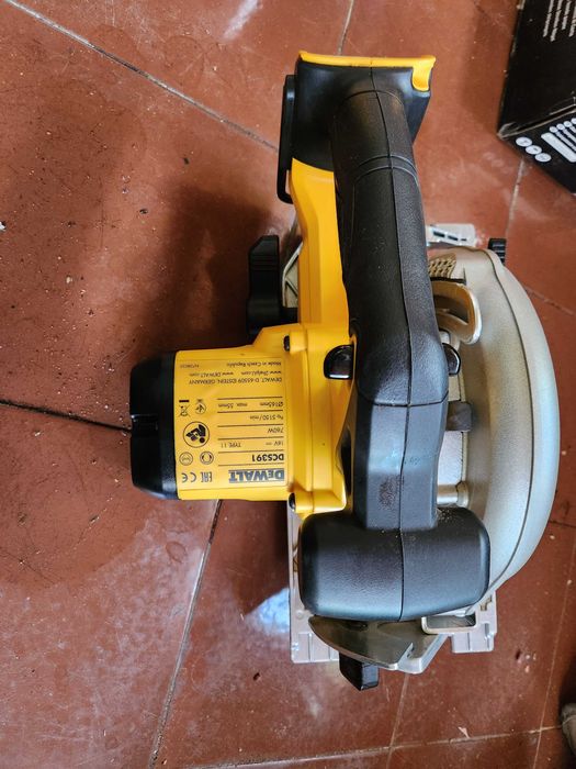 Акумулаторен ръчен циркуляр DeWALT DCS391, 18 V,  без батерия и заряднo