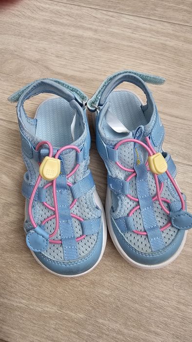 Продам детские сандалии