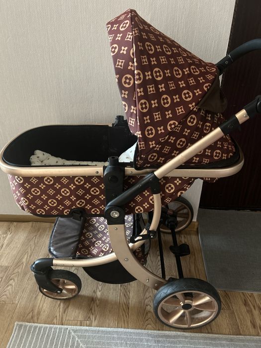 Модная коляска в отличном состоянии