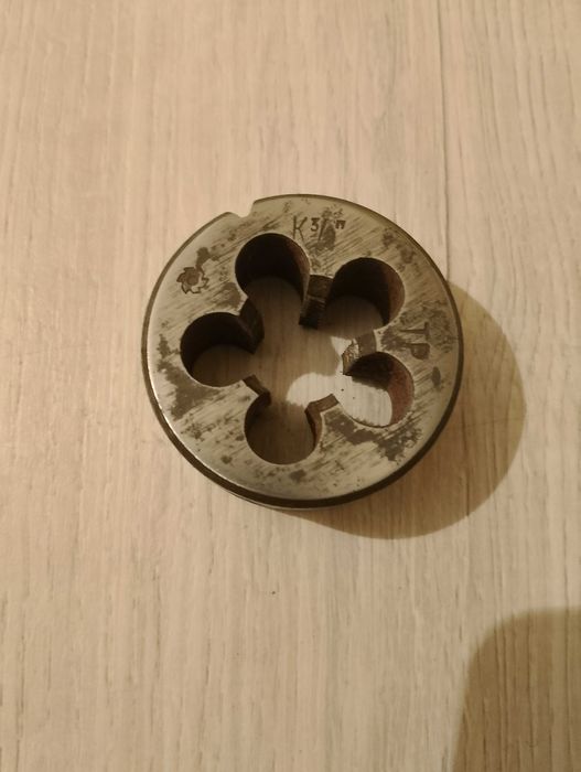 Плашки для нарезания резьбы на трубах.