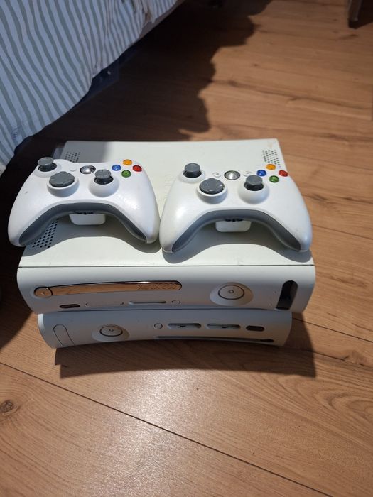 Xbox 360 cu manete