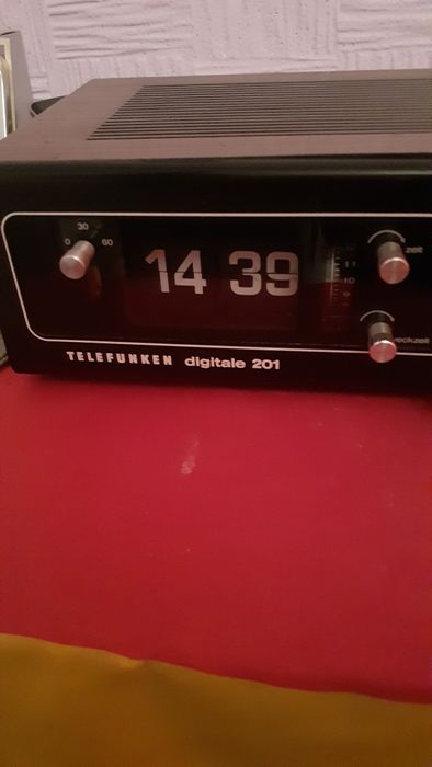 Радио с часовник TELEFUNKEN.