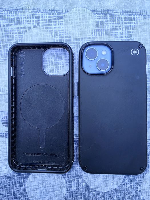 Продавам iPhone 14 с два калъфа SPECK  MAG SAFE