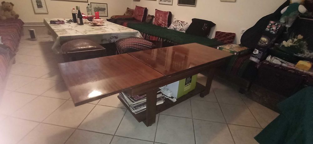 Дървена холна маса - разтегателна и в добро състояние