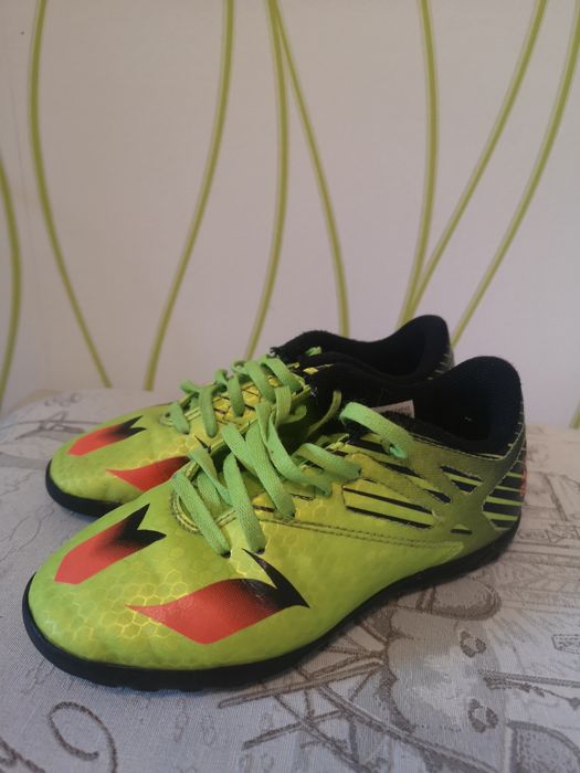 Футболни обувки adidas