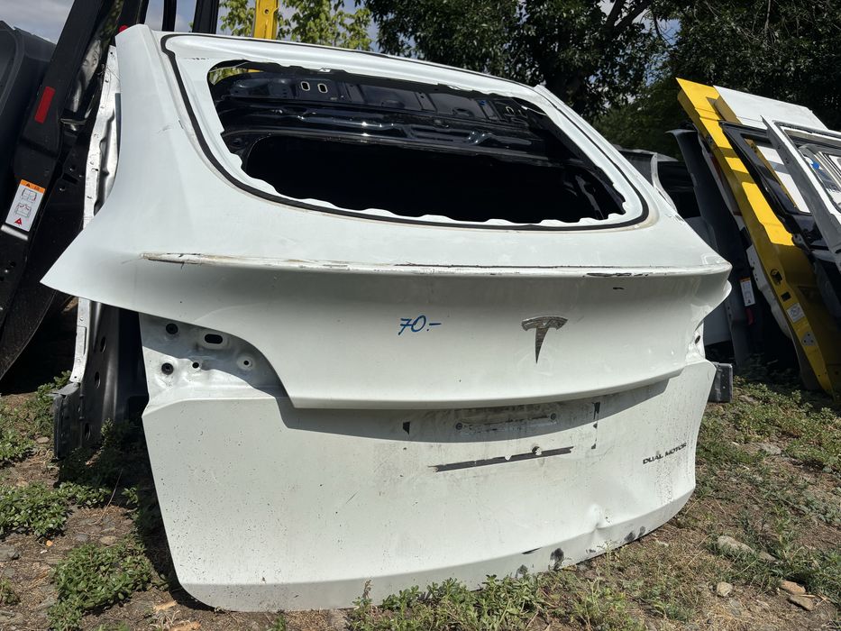 Капак Tesla Model Y