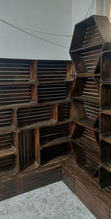 Продавам дървени стелажи за магазин
