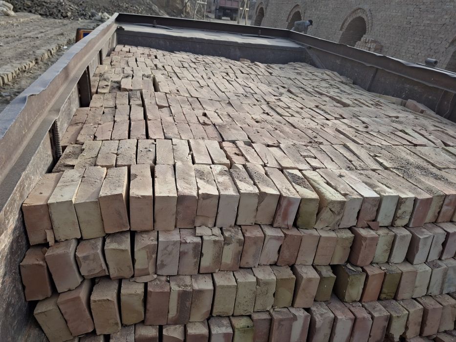 Красный жженый кирпич