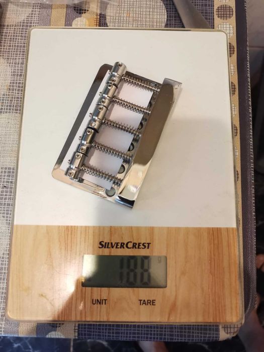 Bridge pentru chitara bas din metal.