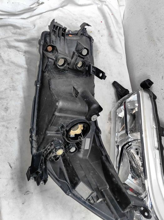 Оригинални  фарове  Toyota Hilux