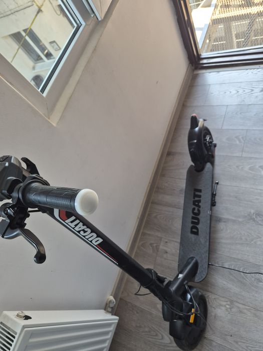 Vand trotineta  ducati ca noua