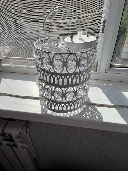 Срочно люстра белая