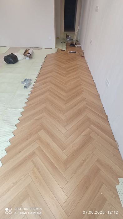 Профессиональная укладка ламината ёлочкой.