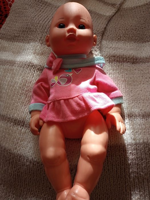 vând păpușă stare foarte bună