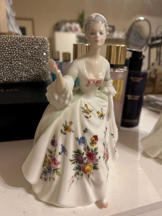 Порцеланова фигура на ROYAL DOULTON - Diana.