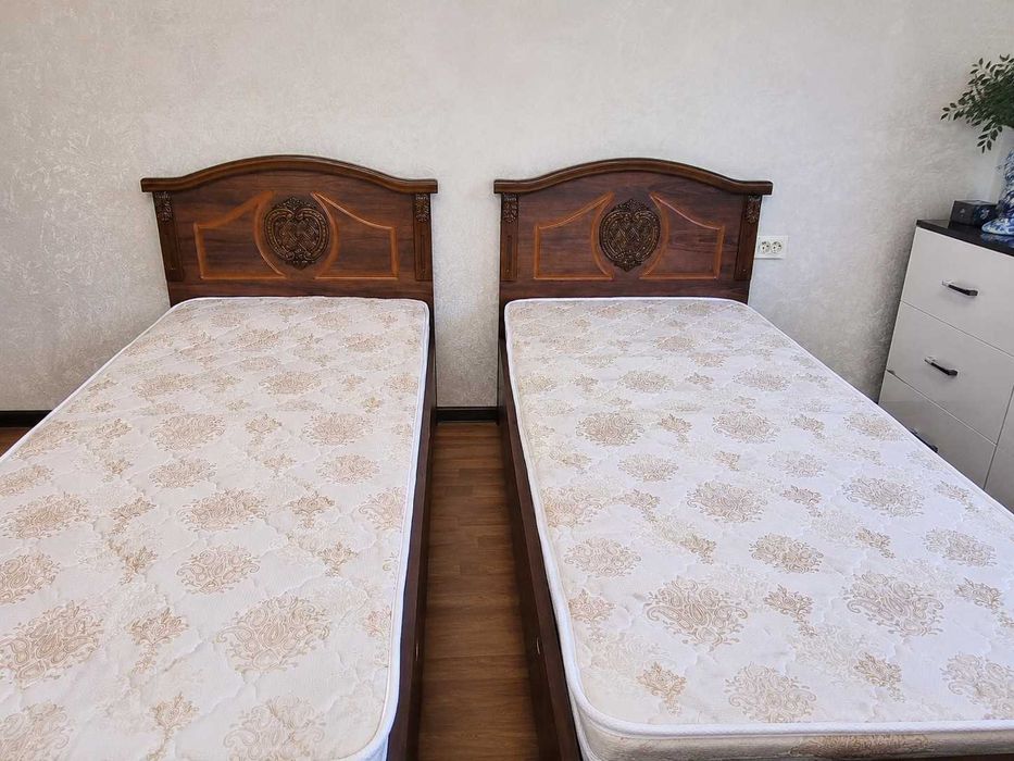 Продам односпальные кровати из натурального дерева с матрасами