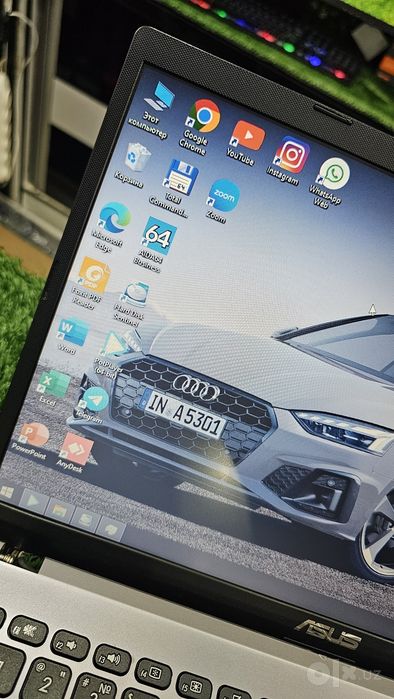ASUS sonicmaster o'z IT soxasining ustalari ishlatadigan un laptop