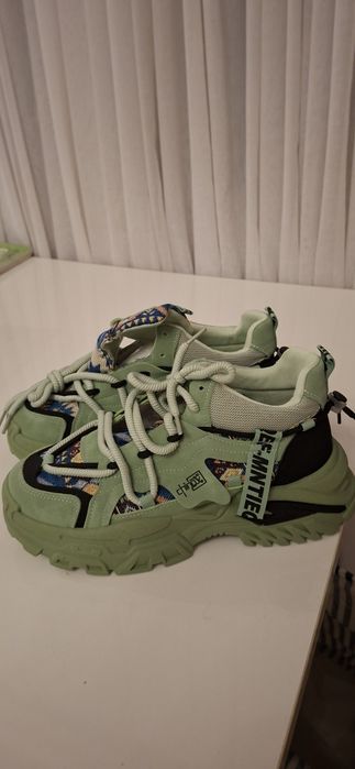Кроссовки зеленые
