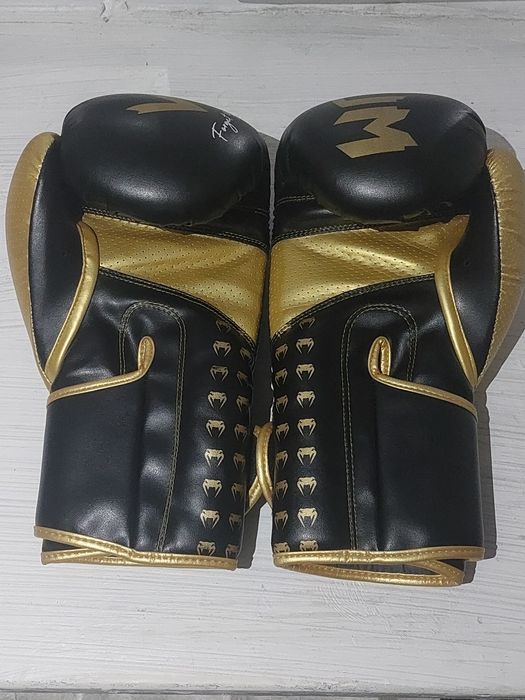 Продаю боксёрский перчатки Venum