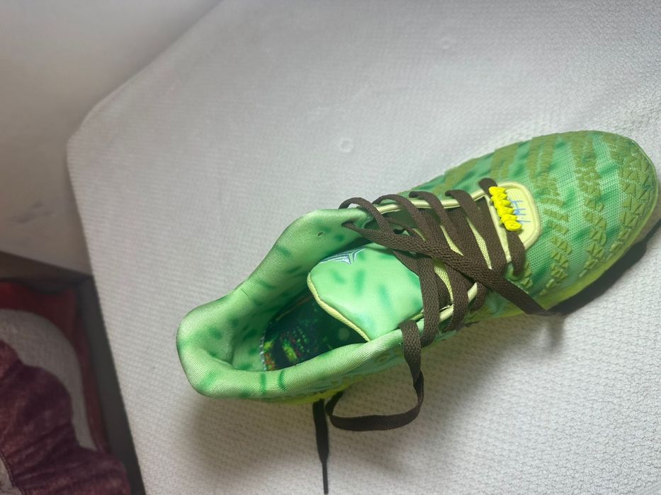 Стильные кроссовки