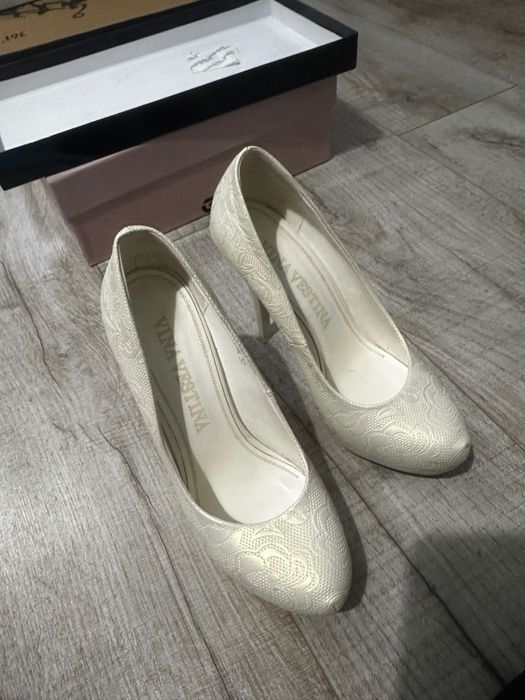 Продам туфли белые