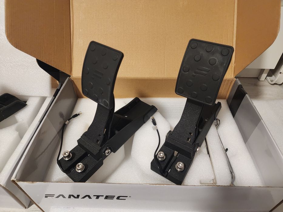 Kit bază, volan și pedale Fanatec CSL Elite pt PlayStation și PC