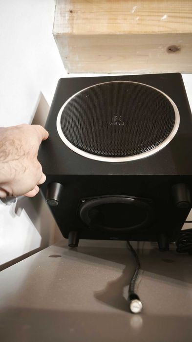 Boxe Serioux: sistem 2.0, lemn, 6W NOI -- Tellur: plastic, 10W Second