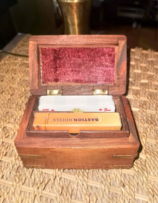 Антикварна дървена кутия с месингов обков с две тестета карти