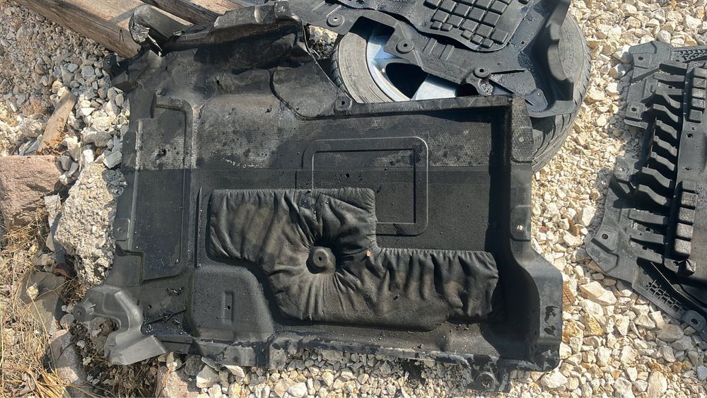 Кори под двигател Mercedes W213