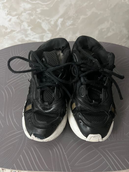 Продам фирменные кроссовки фирмы Адидас.